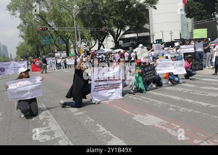 Mexico, Mexique. 05th Sep, 2024. Les travailleurs de la magistrature bloquent les rues près du Sénat du Mexique, bloquant l'accès aux législateurs, tout en manifestant pour protester contre la réforme judiciaire du président mexicain Andres Manuel Lopez Obrador pour élire par vote populaire les juges de la Cour suprême de justice (SCJN). Le 5 septembre 2024 à Mexico, Mexique. (Photo de Ian Robles/Eyepix Group/SIPA USA) crédit : SIPA USA/Alamy Live News Banque D'Images