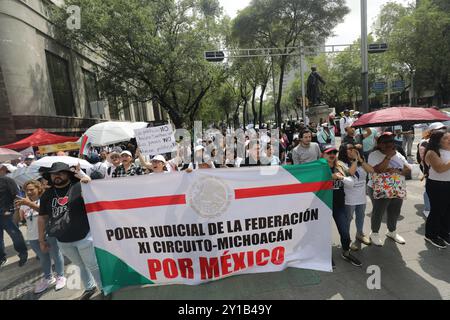 Mexico, Mexique. 05th Sep, 2024. Les travailleurs de la magistrature bloquent les rues près du Sénat du Mexique, bloquant l'accès aux législateurs, tout en manifestant pour protester contre la réforme judiciaire du président mexicain Andres Manuel Lopez Obrador pour élire par vote populaire les juges de la Cour suprême de justice (SCJN). Le 5 septembre 2024 à Mexico, Mexique. (Photo de Ian Robles/Eyepix Group/SIPA USA) crédit : SIPA USA/Alamy Live News Banque D'Images