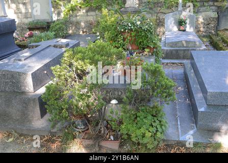 Paris, FRA. 27 août 2024. 20240827 - Une exposition verdoyante entoure la tombe de l'auteur Marguerite Duras (1914-1996) dans le cimetière Montparnasse à Paris, France. (Crédit image : © Chuck Myers/ZUMA Press Wire) USAGE ÉDITORIAL SEULEMENT! Non destiné à UN USAGE commercial ! Banque D'Images