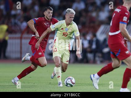 Serbie, Serbie. 5 septembre 2024. L'Espagnol Dani Olmo (R) affronte le Serbe Lazar Samardzic lors du match de football UEFA Nations League 2024/25 League A Group A4 entre la Serbie et l'Espagne à Belgrade, Serbie, le 5 septembre 2024. Crédit : Predrag Milosavljevic/Xinhua/Alamy Live News Banque D'Images