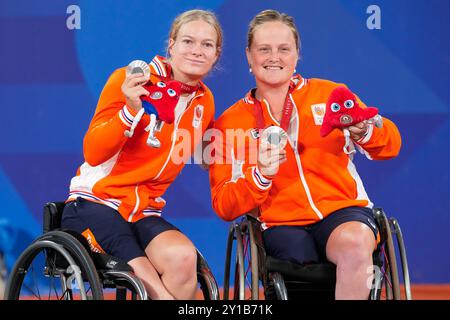 (G-d) Diede de Groot (NED), Aniek Van Koot (NED), 5 SEPTEMBRE 2024-Tennis en fauteuil roulant : cérémonie des doubles médailles féminines au stade Roland-Garros lors des Jeux paralympiques de Paris 2024 à Paris, France. Crédit : SportsPressJP/AFLO/Alamy Live News Banque D'Images