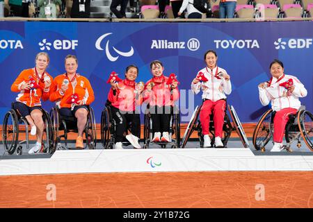 Diede de Groot (NED), Aniek Van Koot (NED), Yui Kamiji (JPN), Manami Tanaka (JPN), Guo Luoyao (CHN), Wang Ziying (CHN), 5 SEPTEMBRE 2024-Tennis en fauteuil roulant : cérémonie de remise des doubles médailles féminines au stade Roland-Garros lors des Jeux paralympiques de Paris 2024 à Paris, France. Crédit : SportsPressJP/AFLO/Alamy Live News Banque D'Images