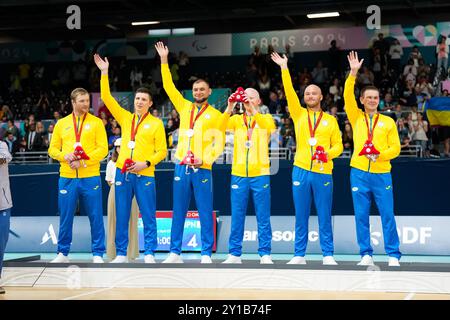 Paris, France. 5 septembre 2024. Équipe Ukraine Goalball : cérémonie de remise de la médaille masculine au South Paris Arena pendant les Jeux Paralympiques de Paris 2024 à Paris, France . Crédit : SportsPressJP/AFLO/Alamy Live News Banque D'Images