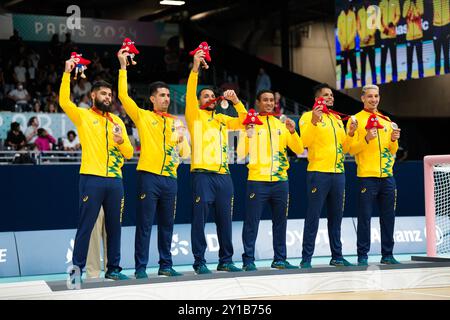 Paris, France. 5 septembre 2024. Groupe d'équipe du Brésil Goalball : cérémonie de remise de la médaille masculine au South Paris Arena pendant les Jeux paralympiques de Paris 2024 à Paris, France . Crédit : SportsPressJP/AFLO/Alamy Live News Banque D'Images