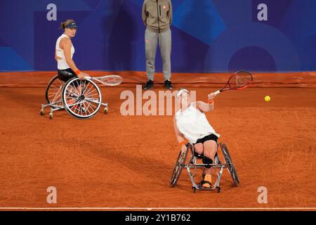 (G-d) Diede de Groot (NED), Aniek Van Koot (NED), 5 SEPTEMBRE 2024-Tennis en fauteuil roulant : finale des doubles femmes au stade Roland-Garros lors des Jeux paralympiques de Paris 2024 à Paris, France. Crédit : SportsPressJP/AFLO/Alamy Live News Banque D'Images