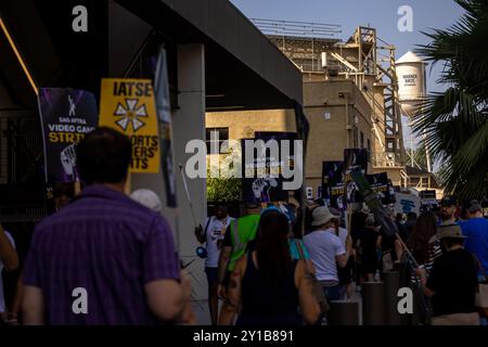 Burbank, États-Unis. 28 août 2024. Les acteurs du jeu vidéo SAG-AFTRA piquettent devant Warner Bros à Burbank, États-Unis, le 28 août 2024. (Photo de J.W. Hendricks/NurPhoto) crédit : NurPhoto SRL/Alamy Live News Banque D'Images