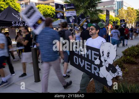 Burbank, États-Unis. 28 août 2024. Les acteurs du jeu vidéo SAG-AFTRA piquettent devant Warner Bros à Burbank, États-Unis, le 28 août 2024. (Photo de J.W. Hendricks/NurPhoto) crédit : NurPhoto SRL/Alamy Live News Banque D'Images