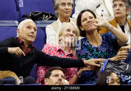 Flushing Meadow, États-Unis. 05th Sep, 2024. Martina Navratilova, Tracy Austin et PAM Shriver réagissent lorsqu'elles apparaissent sur les grands écrans lorsque Jessica Pegula affronte Karolina Muchova de la République tchèque en demi-finale au stade Arthur Ashe lors des championnats américains de tennis 2024 à l'USTA Billie Jean King National Tennis Center le jeudi 5 septembre 2024 à New York. Photo de John Angelillo/UPI crédit : UPI/Alamy Live News Banque D'Images