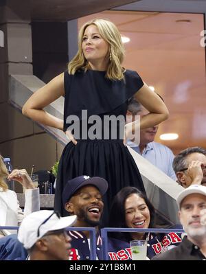 Flushing Meadow, États-Unis. 05th Sep, 2024. Elizabeth Banks regarde Jessica Pegula affronter Karolina Muchova de la République tchèque en demi-finale au stade Arthur Ashe lors des US Open Tennis Championships 2024 au Centre National de Tennis Billie Jean King de l'USTA le jeudi 5 septembre 2024 à New York. Photo de John Angelillo/UPI crédit : UPI/Alamy Live News Banque D'Images