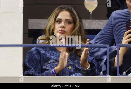 Flushing Meadow, États-Unis. 05th Sep, 2024. Maren Morris regarde Jessica Pegula affronter Karolina Muchova de la République tchèque en demi-finale au stade Arthur Ashe lors des US Open Tennis Championships 2024 au Centre National de Tennis Billie Jean King de l'USTA le jeudi 5 septembre 2024 à New York. Photo de John Angelillo/UPI crédit : UPI/Alamy Live News Banque D'Images