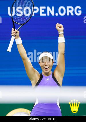 Flushing Meadow, États-Unis. 05th Sep, 2024. Jessica Pegula célèbre après match point après avoir battu Karolina Muchova de la République tchèque en 3 sets en demi-finale au stade Arthur Ashe lors des US Open Tennis Championships 2024 au USTA Billie Jean King National Tennis Center le jeudi 5 septembre 2024 à New York. Photo de John Angelillo/UPI crédit : UPI/Alamy Live News Banque D'Images