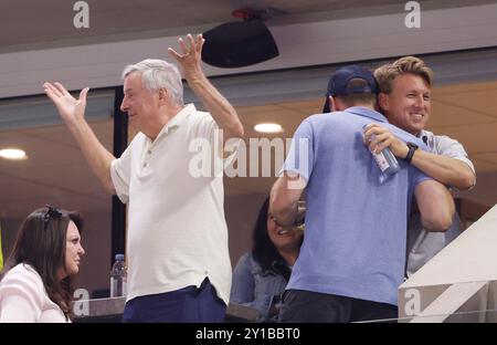 Flushing Meadow, États-Unis. 05th Sep, 2024. Le propriétaire des Buffalo Bills, Terry Pegula, célèbre après que sa fille Jessica Pegula ait battu Karolina Muchova de la République tchèque en demi-finale au stade Arthur Ashe lors des US Open Tennis Championships 2024 au USTA Billie Jean King National Tennis Center le jeudi 5 septembre 2024 à New York. Photo de John Angelillo/UPI crédit : UPI/Alamy Live News Banque D'Images