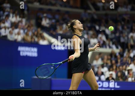 Flushing Meadows, US Open : Aryana Sabalenka lors de son match de demi-finale contre Emma Navarro, des États-Unis. 05th Sep, 2024. À l'US Open aujourd'hui. Sabalenka a gagné le match en sets consécutifs pour se rendre à la finale de samedi. Crédit : Adam Stoltman/Alamy Live News Banque D'Images