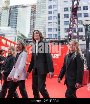 Les frères Janson marchent sur le tapis rouge au gala du Festival international du film de Toronto présentation du film Nutcrackers au Roy Thomson Hall Theatre Toronto Canada Banque D'Images