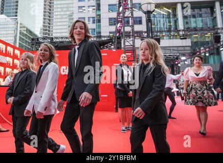 Les frères Janson marchent sur le tapis rouge au gala du Festival international du film de Toronto présentation du film Nutcrackers au Roy Thomson Hall Theatre Toronto Canada Banque D'Images