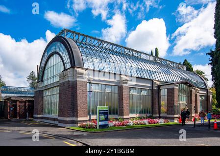 L'une des deux maisons de verre de style victorien voûtées en tonneau, achevée en 1913, fait partie du Wintergarden du domaine d'Auckland Banque D'Images