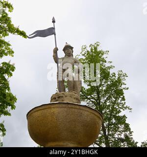 République tchèque, Rožmberk nad Vltavou - 07 mai 2024 : figure sur la fontaine qui se dresse sur le parvis devant le château de Rožmberk. Banque D'Images