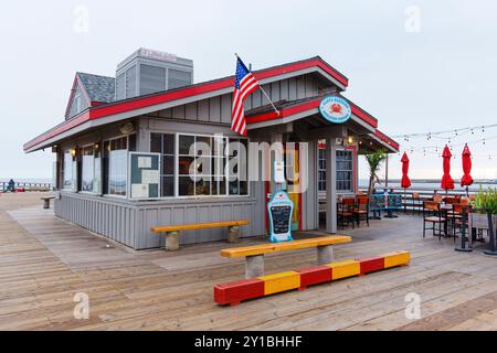 Santa Barbara, Californie - 20 avril 2024 : charmant restaurant côtier avec sièges extérieurs et décor vibrant, offrant une expérience culinaire délicieuse Banque D'Images
