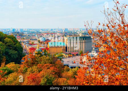 Kiev, Ukraine - 14 octobre 2023 : vue sur la place Poshtova à Kiev, avec des couleurs automnales vibrantes et une architecture urbaine. Banque D'Images