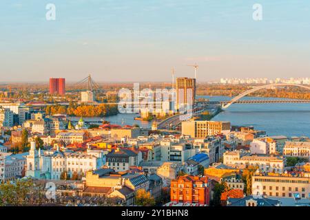 Kiev, Ukraine - 14 octobre 2023 : vue d'ensemble du district de Podil à Kiev, mettant en évidence les développements modernes et le bord du fleuve pendant l'automne. Banque D'Images