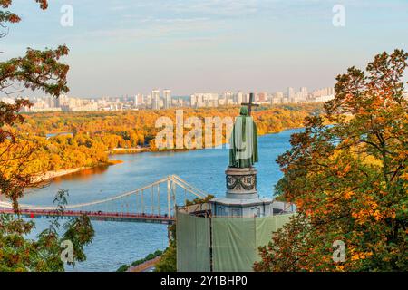 Kiev, Ukraine - 14 octobre 2023 : Monument au prince Volodymyr le Grand à Kiev, entouré d'un feuillage d'automne vibrant et surplombant la rivière. Banque D'Images