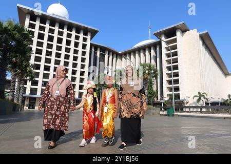 Jakarta, Jakarta, Indonésie. 5 septembre 2024. Une femme et ses deux enfants vêtus de costumes typiquement indonésiens marchent devant la mosquée Istiqlal avant la rencontre du pape François avec des personnalités interreligieuses et des chefs religieux à la mosquée Istiqlal, Jakarta, Indonésie, le jeudi 5 septembre 2024. (Crédit image : © Antonius Jagad SR/ZUMA Press Wire) USAGE ÉDITORIAL SEULEMENT! Non destiné à UN USAGE commercial ! Crédit : ZUMA Press, Inc/Alamy Live News Banque D'Images