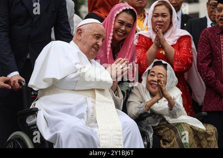 Jakarta, Jakarta, Indonésie. 5 septembre 2024. Le pape François, à gauche, et Sinta Nuriyah (épouse de l’ancien président indonésien, Abduraman Wahid) (deuxième front) après une rencontre interreligieuse avec des chefs religieux à la mosquée Istiqlal, Jakarta, Indonésie, jeudi 5 septembre 2024. (Crédit image : © Antonius Jagad SR/ZUMA Press Wire) USAGE ÉDITORIAL SEULEMENT! Non destiné à UN USAGE commercial ! Crédit : ZUMA Press, Inc/Alamy Live News Banque D'Images