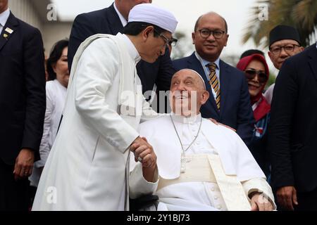Jakarta, Jakarta, Indonésie. 5 septembre 2024. Le Grand Imam de la Mosquée Istiqlal Nasaruddin Umar, à gauche, serre la main du Pape François dans une photo de famille après une rencontre interreligieuse avec des chefs religieux à la Mosquée Istiqlal, Jakarta, Indonésie, jeudi 5 septembre, 2024. (crédit image : © Antonius Jagad SR/ZUMA Press Wire) USAGE ÉDITORIAL SEULEMENT! Non destiné à UN USAGE commercial ! Crédit : ZUMA Press, Inc/Alamy Live News Banque D'Images