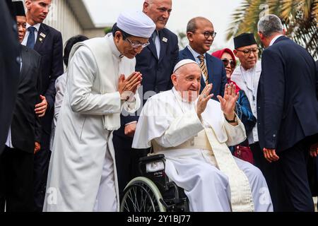 Jakarta, Jakarta, Indonésie. 5 septembre 2024. Le Pape François, à droite, et le Grand Imam de la mosquée Istiqlal Nasaruddin Umar après une photo de groupe lors d’une réunion interreligieuse avec des chefs religieux à la mosquée Istiqlal, Jakarta, Indonésie, jeudi 5 septembre, 2024. (crédit image : © Antonius Jagad SR/ZUMA Press Wire) USAGE ÉDITORIAL SEULEMENT! Non destiné à UN USAGE commercial ! Crédit : ZUMA Press, Inc/Alamy Live News Banque D'Images