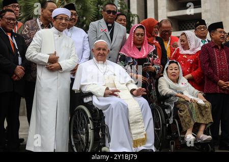 Jakarta, Jakarta, Indonésie. 5 septembre 2024. Le Pape François, à droite, et le Grand Imam de la mosquée Istiqlal Nasaruddin Umar réagissent après avoir pris une photo de famille suite à une rencontre interreligieuse avec des chefs religieux à la mosquée Istiqlal, Jakarta, le jeudi 5 septembre 2024. (Crédit image : © Antonius Jagad SR/ZUMA Press Wire) USAGE ÉDITORIAL SEULEMENT! Non destiné à UN USAGE commercial ! Crédit : ZUMA Press, Inc/Alamy Live News Banque D'Images