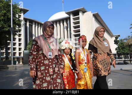 Jakarta, Jakarta, Indonésie. 5 septembre 2024. Une femme et ses deux enfants vêtus de costumes typiquement indonésiens marchent devant la mosquée Istiqlal avant la rencontre du pape François avec des personnalités interreligieuses et des chefs religieux à la mosquée Istiqlal, Jakarta, Indonésie, le jeudi 5 septembre 2024. (Crédit image : © Antonius Jagad SR/ZUMA Press Wire) USAGE ÉDITORIAL SEULEMENT! Non destiné à UN USAGE commercial ! Crédit : ZUMA Press, Inc/Alamy Live News Banque D'Images