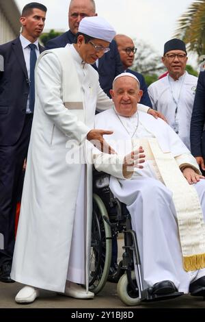 Jakarta, Jakarta, Indonésie. 5 septembre 2024. Le Pape François, à droite, et le Grand Imam de la mosquée Istiqlal Nasaruddin Umar réagissent après avoir pris une photo de famille suite à une rencontre interreligieuse avec des chefs religieux à la mosquée Istiqlal, Jakarta, le jeudi 5 septembre 2024. (Crédit image : © Antonius Jagad SR/ZUMA Press Wire) USAGE ÉDITORIAL SEULEMENT! Non destiné à UN USAGE commercial ! Crédit : ZUMA Press, Inc/Alamy Live News Banque D'Images