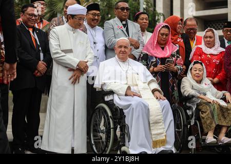 Jakarta, Jakarta, Indonésie. 5 septembre 2024. Grand imam de la mosquée Istiqlal Nasaruddin Umar, à gauche, le pape François, au centre, et Sinta Nuriyah (épouse de l’ancien président indonésien, Abduraman Wahid), à droite, après une rencontre interreligieuse avec des chefs religieux à la mosquée Istiqlal, Jakarta, Indonésie, jeudi 5 septembre, 2024 (crédit image : © Antonius Jagad SR/ZUMA Press Wire) USAGE ÉDITORIAL SEULEMENT! Non destiné à UN USAGE commercial ! Crédit : ZUMA Press, Inc/Alamy Live News Banque D'Images