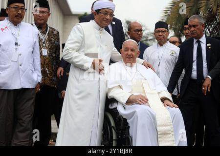 Jakarta, Jakarta, Indonésie. 5 septembre 2024. Le Pape François, à droite, et le Grand Imam de la mosquée Istiqlal Nasaruddin Umar réagissent après avoir pris une photo de famille suite à une rencontre interreligieuse avec des chefs religieux à la mosquée Istiqlal, Jakarta, le jeudi 5 septembre 2024. (Crédit image : © Antonius Jagad SR/ZUMA Press Wire) USAGE ÉDITORIAL SEULEMENT! Non destiné à UN USAGE commercial ! Crédit : ZUMA Press, Inc/Alamy Live News Banque D'Images