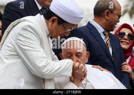 Jakarta, Jakarta, Indonésie. 5 septembre 2024. Le Pape François, à droite, embrasse la main droite du Grand Imam de la mosquée Istiqlal, Nasaruddin Umar, après une rencontre interreligieuse avec des chefs religieux à la mosquée Istiqlal, Jakarta, Indonésie, jeudi 5 septembre, 2024. (crédit image : © Antonius Jagad SR/ZUMA Press Wire) USAGE ÉDITORIAL SEULEMENT! Non destiné à UN USAGE commercial ! Crédit : ZUMA Press, Inc/Alamy Live News Banque D'Images
