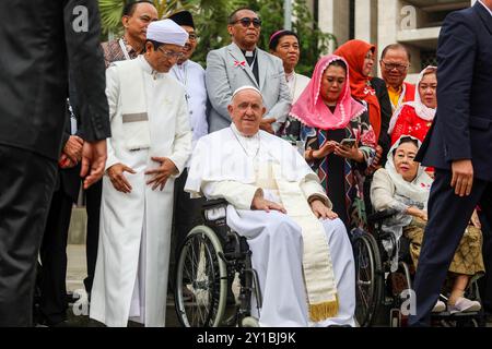 Jakarta, Jakarta, Indonésie. 5 septembre 2024. Le Pape François, à droite, et le Grand Imam de la mosquée Istiqlal Nasaruddin Umar réagissent après avoir pris une photo de famille suite à une rencontre interreligieuse avec des chefs religieux à la mosquée Istiqlal, Jakarta, le jeudi 5 septembre 2024. (Crédit image : © Antonius Jagad SR/ZUMA Press Wire) USAGE ÉDITORIAL SEULEMENT! Non destiné à UN USAGE commercial ! Crédit : ZUMA Press, Inc/Alamy Live News Banque D'Images