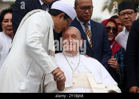 Jakarta, Jakarta, Indonésie. 5 septembre 2024. Grand imam de la mosquée Istiqlal Nasaruddin Umar, à gauche, serre la main et embrasse la tête du pape François dans une photo de famille après une rencontre interreligieuse avec des chefs religieux à la mosquée Istiqlal, Jakarta, Indonésie, jeudi 5 septembre, 2024. (crédit image : © Antonius Jagad SR/ZUMA Press Wire) USAGE ÉDITORIAL SEULEMENT! Non destiné à UN USAGE commercial ! Crédit : ZUMA Press, Inc/Alamy Live News Banque D'Images
