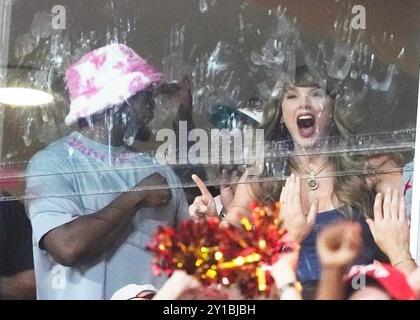 Kansas City, États-Unis. 05th Sep, 2024. Taylor Swift réagit à un grand match lors du match de lancement de la saison au stade Arrowhead de Kansas City, Missouri, le jeudi 5 septembre 2024. Photo de Jon Robichaud/UPI crédit : UPI/Alamy Live News Banque D'Images