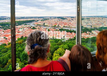 Superbe vue aérienne d'une ville européenne historique avec une rivière et un château majestueux sur une colline Banque D'Images