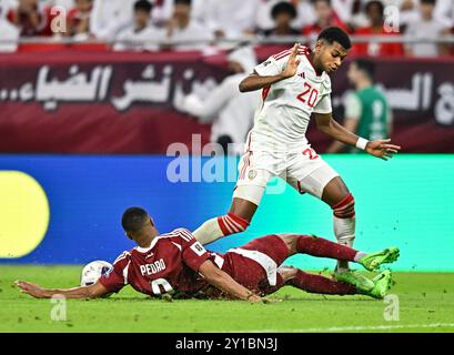 Al Rayyan, Qatar. 5 septembre 2024. Pedro Correia (en bas) du Qatar affronte Yahya Ali Alghassani des Émirats arabes Unis lors du match de qualification asiatique de la Coupe du monde de la FIFA 2026 entre le Qatar et les Émirats arabes Unis à Al Rayyan, Qatar, le 5 septembre 2024. Crédit : Nikku/Xinhua/Alamy Live News Banque D'Images