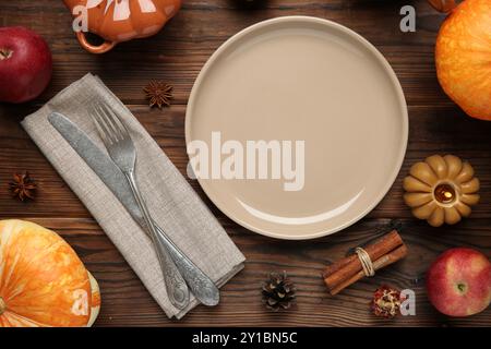 Cadre élégant et décor d'automne sur table en bois Banque D'Images