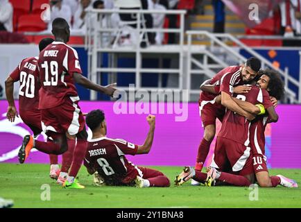 Al Rayyan, Qatar. 5 septembre 2024. Les joueurs du Qatar célèbrent le score lors du match du Groupe A des qualifications asiatiques de la Coupe du monde de la FIFA 2026 entre le Qatar et les Émirats arabes Unis à Al Rayyan, Qatar, le 5 septembre 2024. Crédit : Nikku/Xinhua/Alamy Live News Banque D'Images