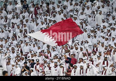 Al Rayyan, Qatar. 5 septembre 2024. Les fans du Qatar applaudissent pendant le Groupe Un match de qualification asiatique de la Coupe du monde de la FIFA 2026 entre le Qatar et les Émirats arabes Unis à Al Rayyan, Qatar, le 5 septembre 2024. Crédit : Nikku/Xinhua/Alamy Live News Banque D'Images