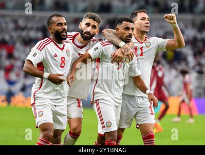 Al Rayyan, Qatar. 5 septembre 2024. Harib Abdalla Almusharrkh (2ème R) des Émirats arabes Unis célèbre avec ses coéquipiers après avoir marqué lors du match de qualification pour la Coupe du monde de la FIFA 2026 entre le Qatar et les Émirats arabes Unis à Al Rayyan, Qatar, le 5 septembre 2024. Crédit : Nikku/Xinhua/Alamy Live News Banque D'Images