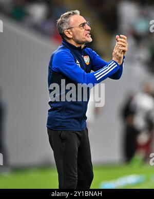 Al Rayyan, Qatar. 5 septembre 2024. Paulo Bento, entraîneur-chef des Emirats Arabes Unis réagit lors du Groupe Un match de qualification asiatique de la Coupe du monde de la FIFA 2026 entre le Qatar et les Emirats Arabes Unis à Al Rayyan, Qatar, le 5 septembre 2024. Crédit : Nikku/Xinhua/Alamy Live News Banque D'Images