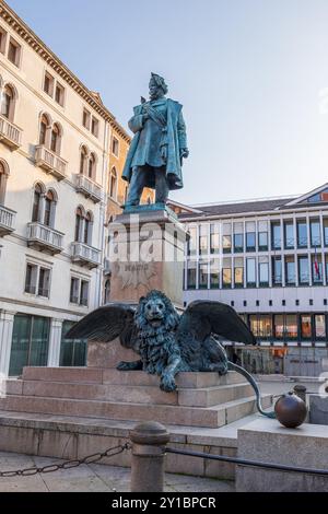 Monument à Daniele Manin de 1875 par Luigi Borro sur Campo Manin à Venise, Italie. Banque D'Images