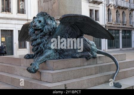 Lion ailé au monument Daniele Manin de 1875 par Luigi Borro sur Campo Manin à Venise, Italie. Banque D'Images