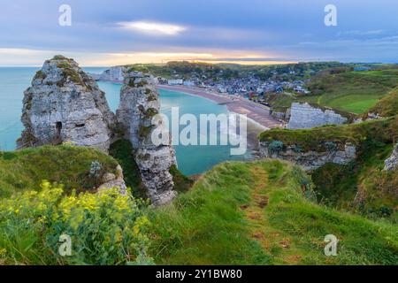 Vue sur les falaises d'Etretat au lever du soleil, Octeville sur mer, le Havre, Seine maritime, Normandie, France, Europe occidentale. Banque D'Images