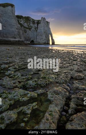 Coucher de soleil sur la falaise et l'arche d'Etretat, Octeville sur mer, le Havre, Seine maritime, Normandie, France, Europe occidentale. Banque D'Images