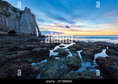 Coucher de soleil sur la falaise et l'arche d'Etretat, Octeville sur mer, le Havre, Seine maritime, Normandie, France, Europe occidentale. Banque D'Images